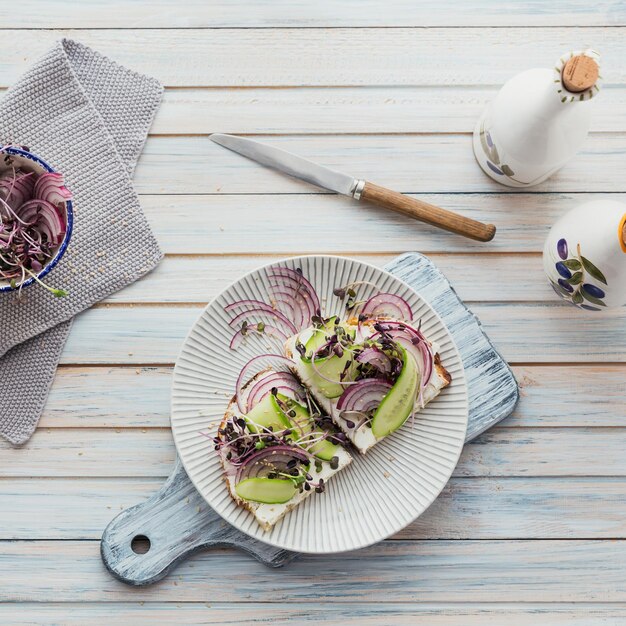 Pyszne danie na drewnianym stole